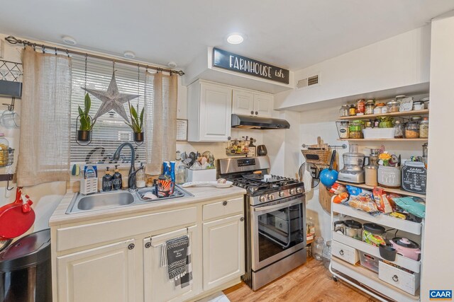 325 10 1/2 St NW, Charlottesville, VA 22903 - dining space with dark wood-type flooring and a chandelier