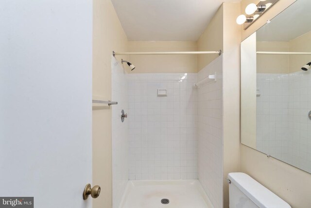10718 Brice Ct, Fredericksburg, VA 22407 - bathroom featuring tiled shower and toilet