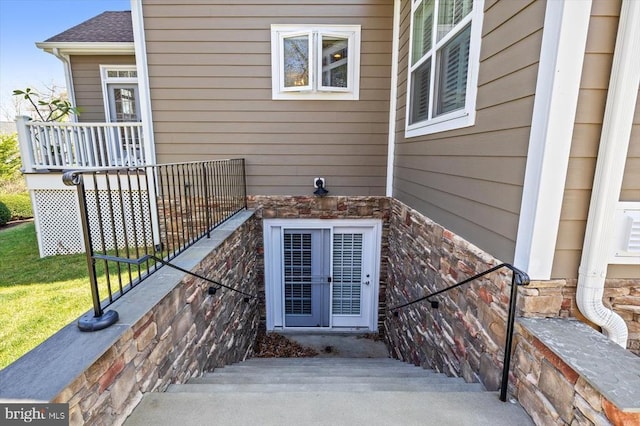 11135 Vanderbilt Cv, Spotsylvania, VA 22551 - doorway to property featuring a shingled roof