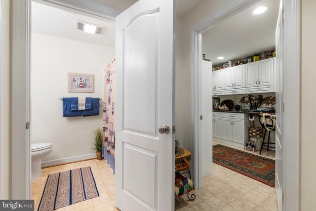 15103 Jenkins Hill Ln, Culpeper, VA 22701 - full bath featuring toilet, curtained shower, baseboards, and recessed lighting