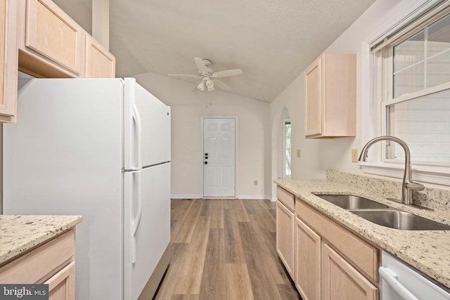 11810 Falcon Ridge Dr, Fredericksburg, VA 22407 - kitchen with white appliances, a sink, light brown cabinetry, vaulted ceiling, and light wood finished floors