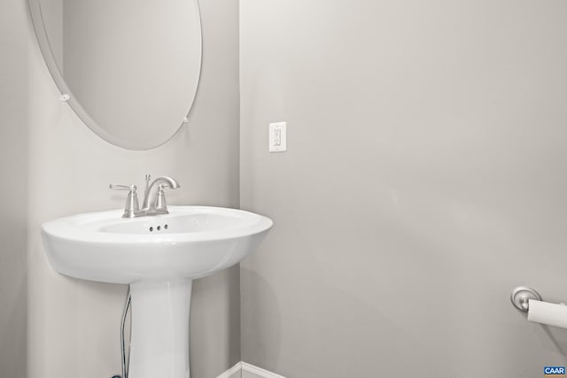 bathroom featuring a sink and baseboards