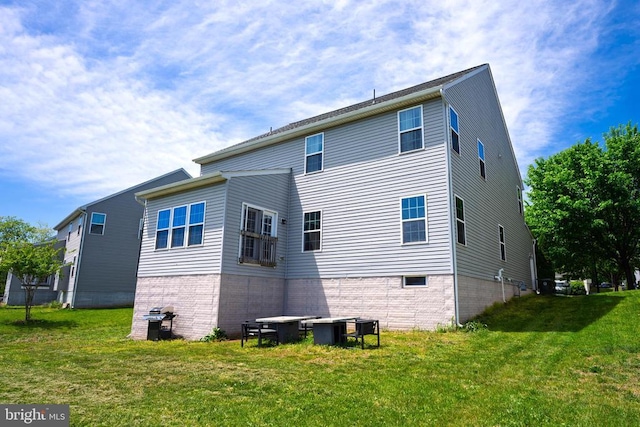 2045 Magnolia Cir, Culpeper, VA 22701 - back of property with a lawn