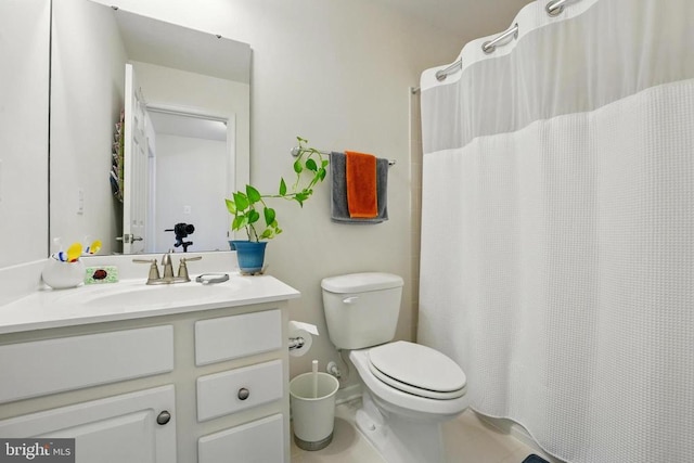 full bath with toilet, vanity, and a shower with shower curtain
