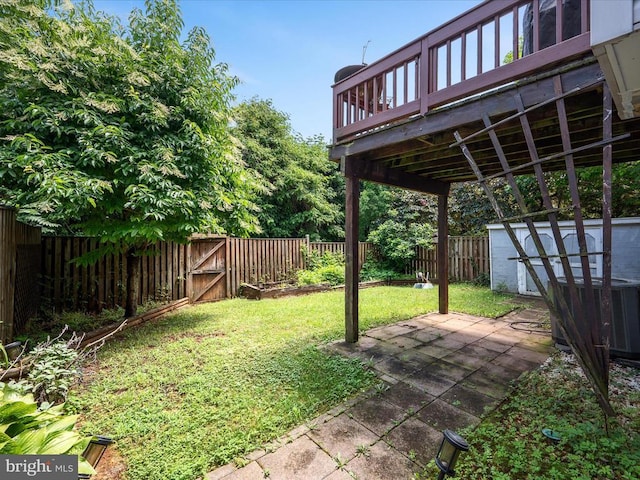 33 Pepper Tree Ct, Warrenton, VA 20186 - fenced backyard featuring a patio, a storage shed, and a deck