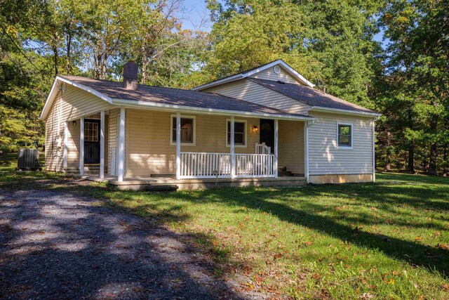 view of front of property featuring covered porch and a front lawn