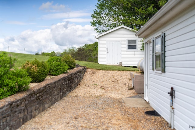 view of yard featuring an outbuilding and a shed
