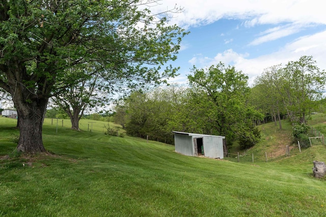 view of yard with an outbuilding