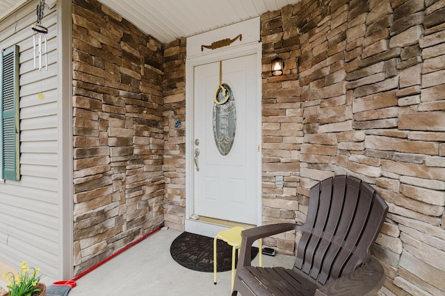 entrance to property featuring covered porch