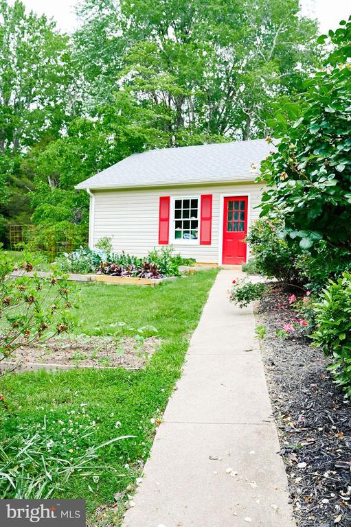 13498 Chesterfield Ln, Culpeper, VA 22701 - view of front of home featuring a front lawn