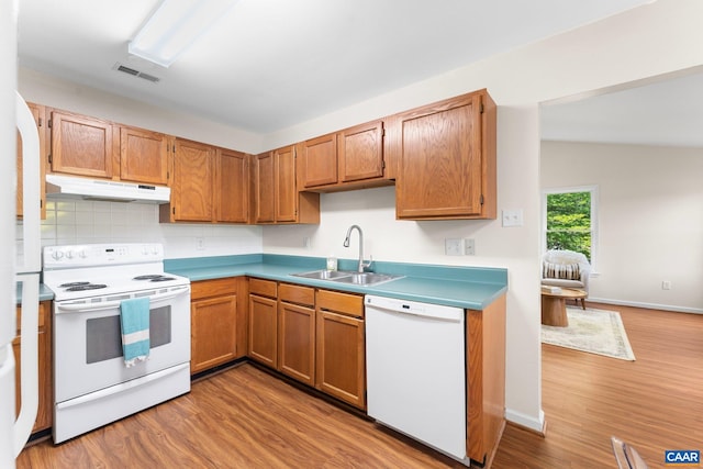 941 Warwick Ct, Charlottesville, VA 22901 - kitchen with white appliances, under cabinet range hood, light wood finished floors, tasteful backsplash, and light countertops