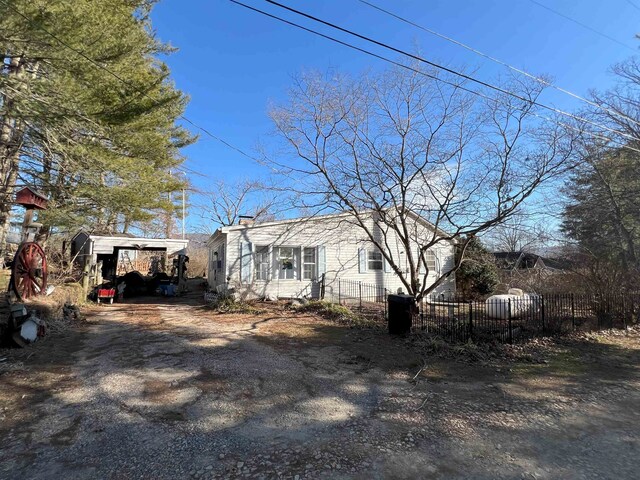 view of front facade featuring a fenced front yard