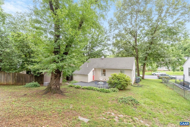 1605 Oakleaf Ln, Charlottesville, VA 22903 - view of yard with a patio