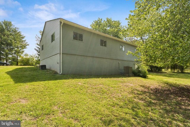 92 Aspen Hill Rd, Mineral, VA 23117 - view of side of property with central AC unit and a lawn