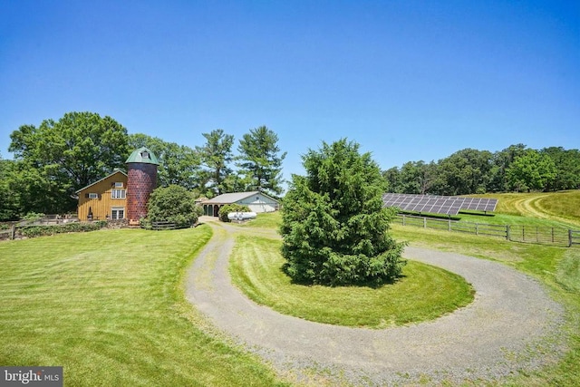 surrounding community featuring dirt driveway