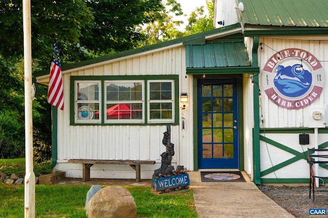 462 Winery Ln, Nellysford, VA 22958 - property entrance with metal roof