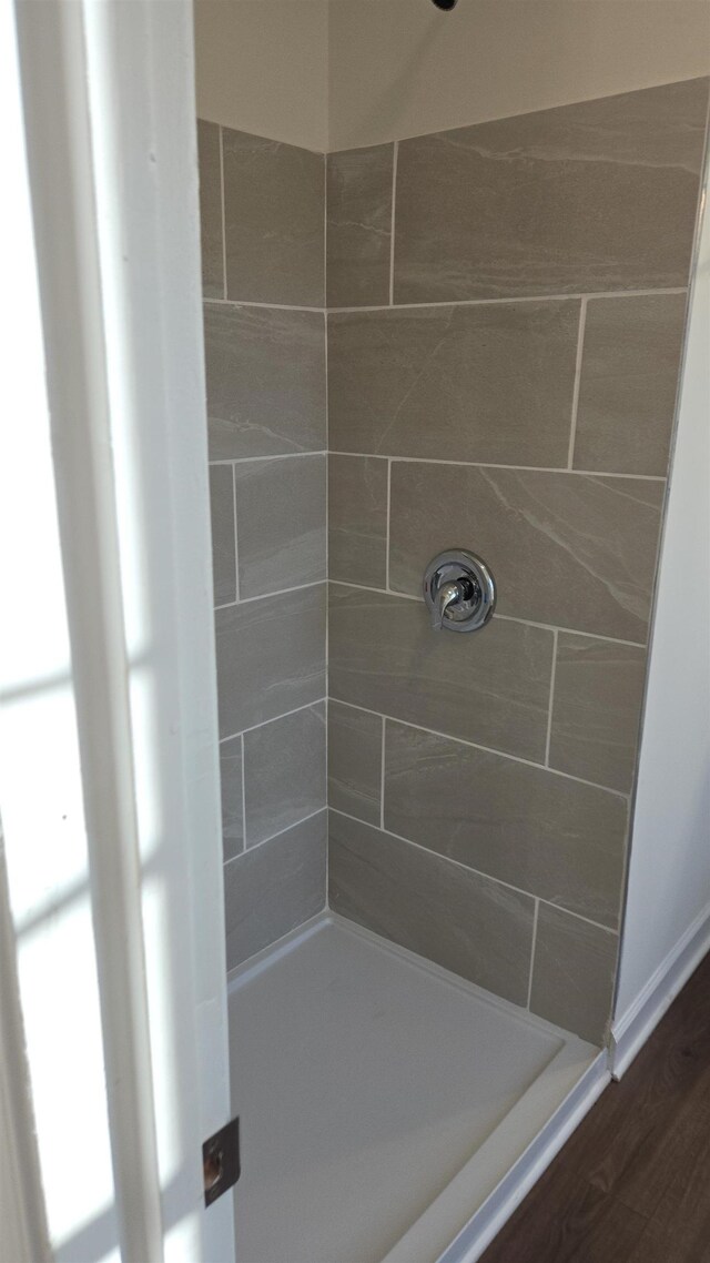 307 2nd St, Shenandoah, VA 22849 - full bath featuring a tile shower and wood finished floors