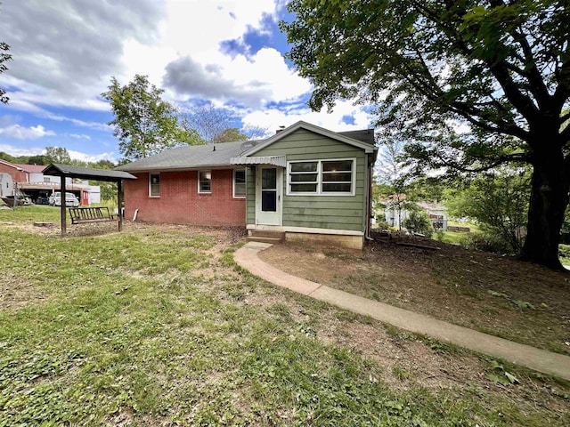 ranch-style home featuring a front lawn and brick siding