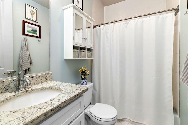 bathroom with a shower with curtain, toilet, and vanity