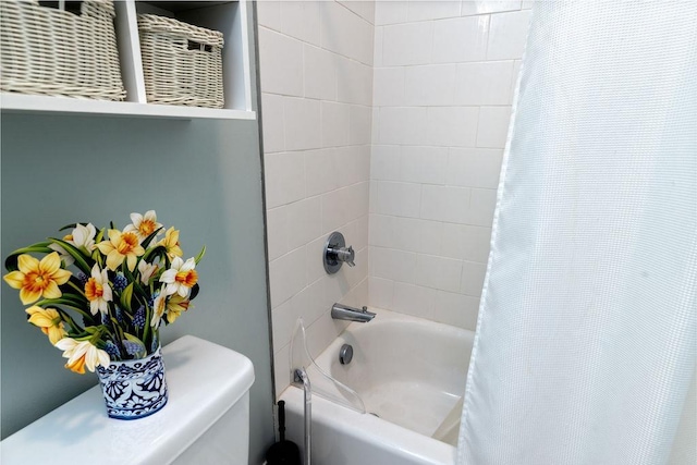 bathroom featuring shower / tub combo