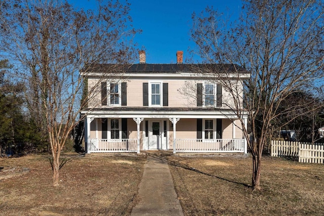 view of front facade featuring a front yard and covered porch