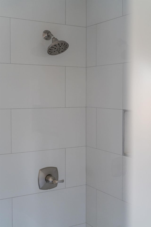 interior details with a tile shower