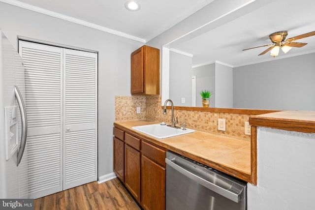 11260 Girven Ct, Fredericksburg, VA 22407 - kitchen with appliances with stainless steel finishes, crown molding, backsplash, ceiling fan, and wood finished floors