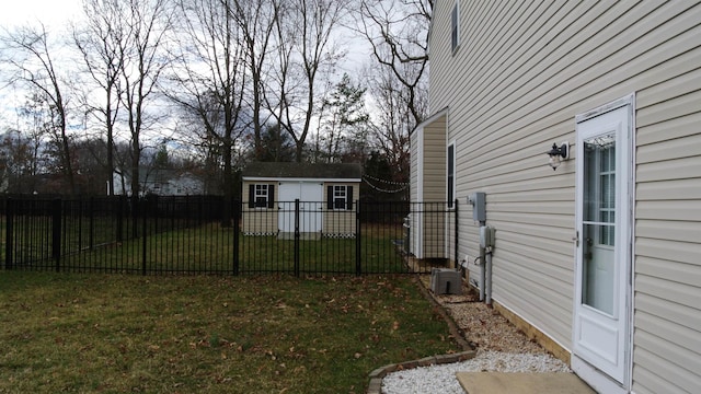 view of yard featuring fence and an outbuilding