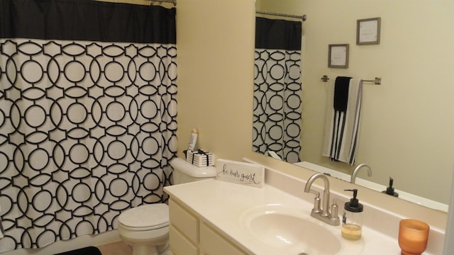 full bathroom with a shower with shower curtain, vanity, and toilet