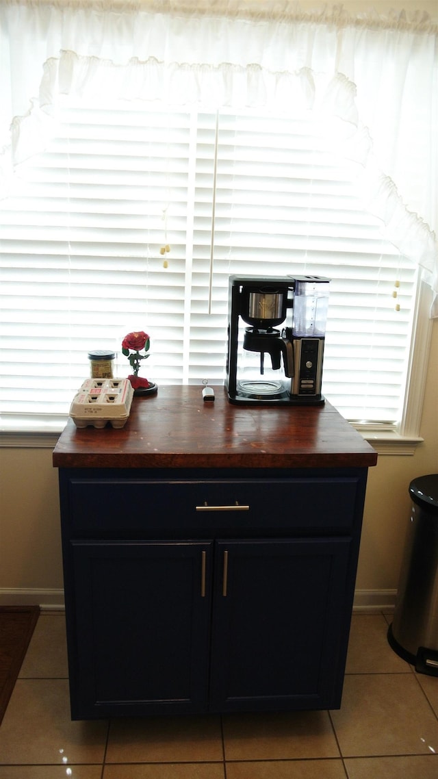 room details featuring baseboards