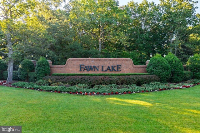 community sign featuring a yard