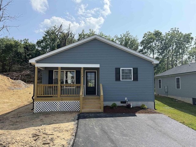 1032 D St, Waynesboro, VA 22980 - bungalow-style house with a porch and crawl space