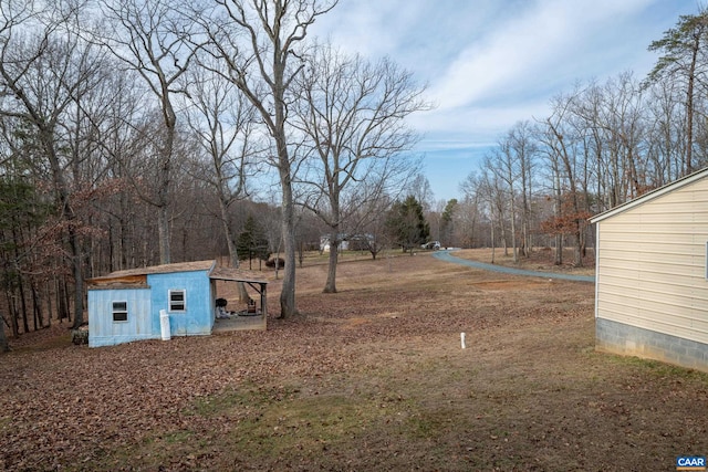 view of yard featuring an outbuilding