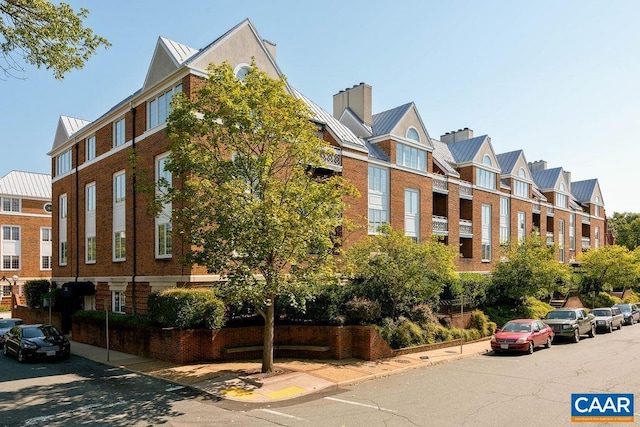 217 E Jefferson St, Charlottesville, VA 22902 - view of property featuring a residential view