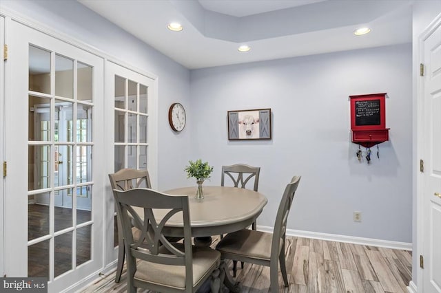 dining space with recessed lighting, light wood-style floors, and baseboards