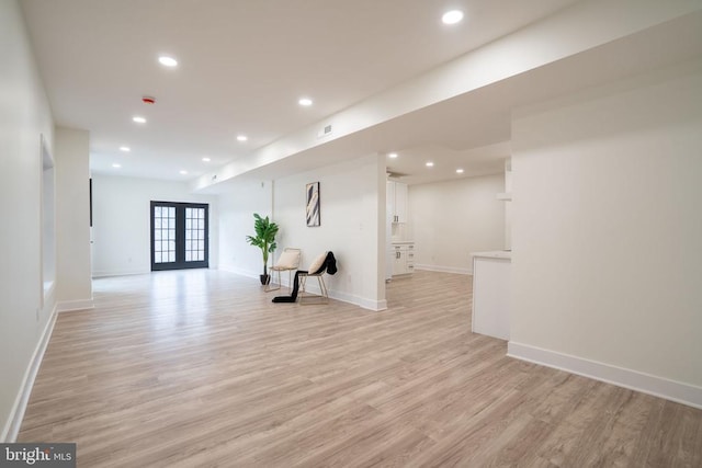 exercise room featuring light wood-style floors, recessed lighting, and baseboards
