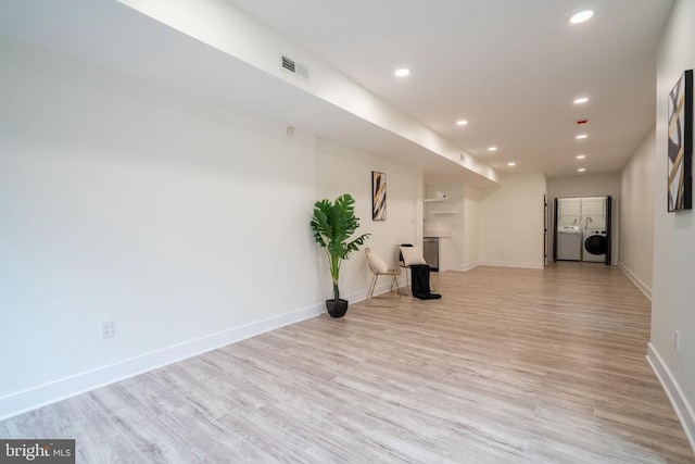 spare room with light wood-style floors, recessed lighting, baseboards, and washer and dryer