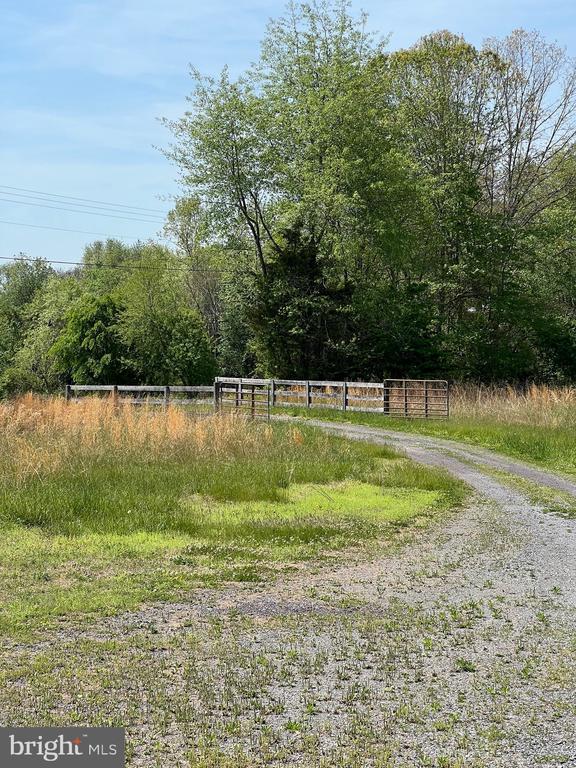 3721 W Hoover Rd, Haywood, VA 22722