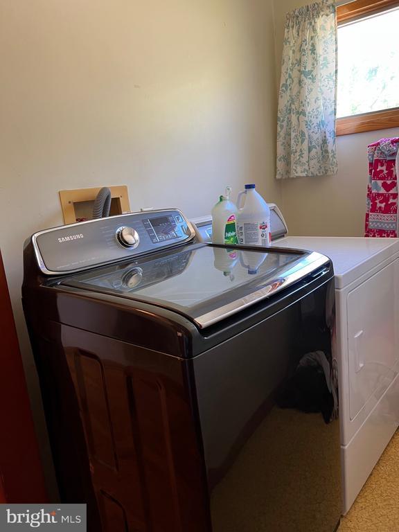3721 W Hoover Rd, Haywood, VA 22722