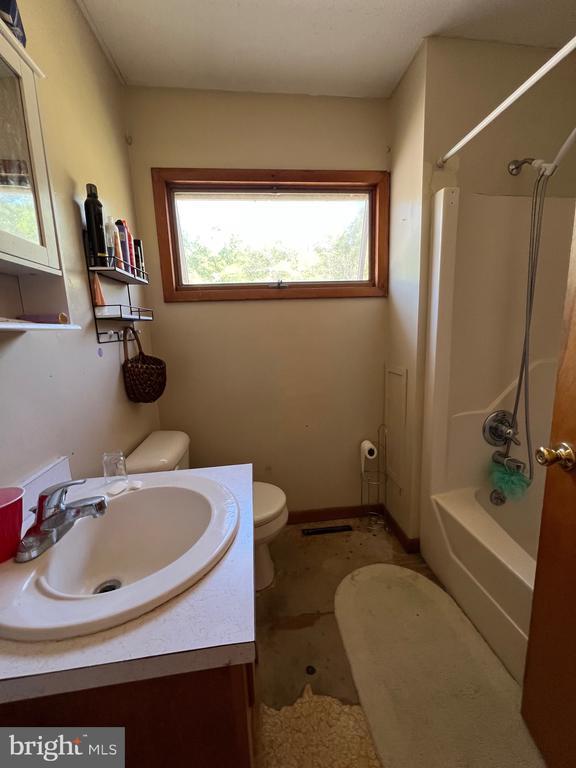 3721 W Hoover Rd, Haywood, VA 22722
