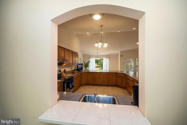 322 Birchside Cir, Locust Grove, VA 22508 - kitchen featuring electric range, under cabinet range hood, a chandelier, arched walkways, and vaulted ceiling