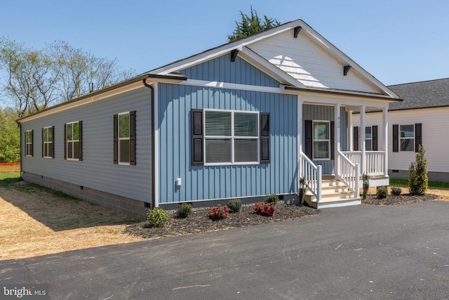 view of front of house featuring crawl space and a porch