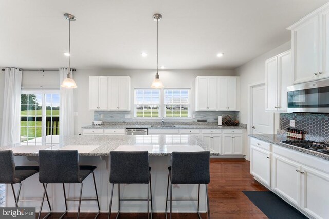 12804 Monterey Ct, Fredericksburg, VA 22407 - kitchen featuring appliances with stainless steel finishes, tasteful backsplash, a sink, a breakfast bar area, and recessed lighting