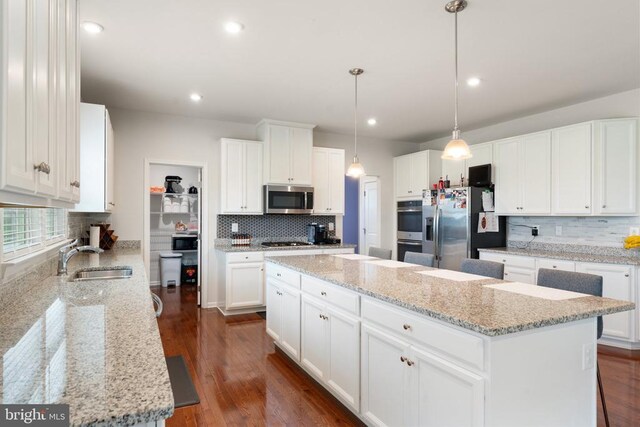 12804 Monterey Ct, Fredericksburg, VA 22407 - kitchen with stainless steel appliances, a sink, tasteful backsplash, a center island, and recessed lighting