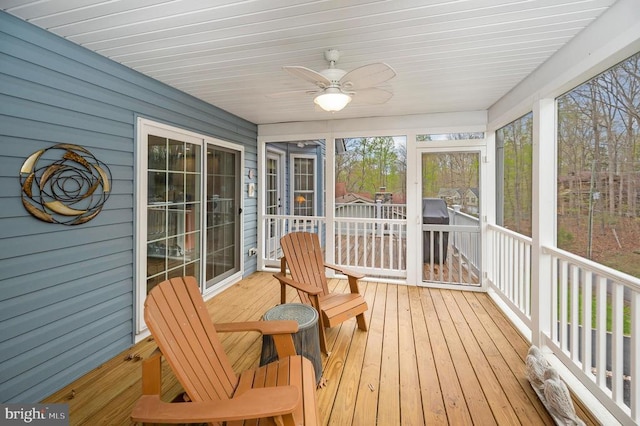 sunroom featuring ceiling fan