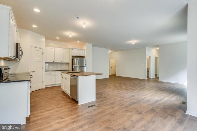 27 Durham Hill Ln, Warrenton, VA 20186 - kitchen featuring dark countertops, appliances with stainless steel finishes, recessed lighting, backsplash, and a sink