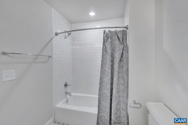 240 Thicket Run Dr, Charlottesville, VA 22911 - bathroom with toilet, baseboards, shower / bathtub combination with curtain, and recessed lighting