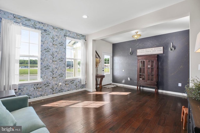 1906 Captain Dr, Fredericksburg, VA 22408 - living area featuring wood finished floors, baseboards, wallpapered walls, and recessed lighting