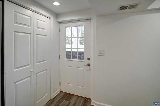 entryway featuring dark wood-style floors, baseboards, and recessed lighting