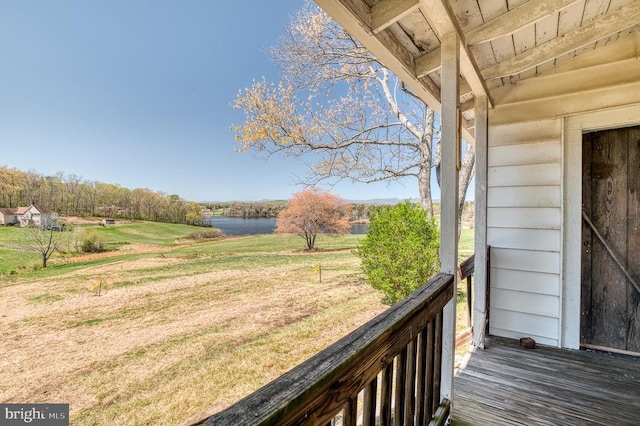 view of grassy yard with a water view